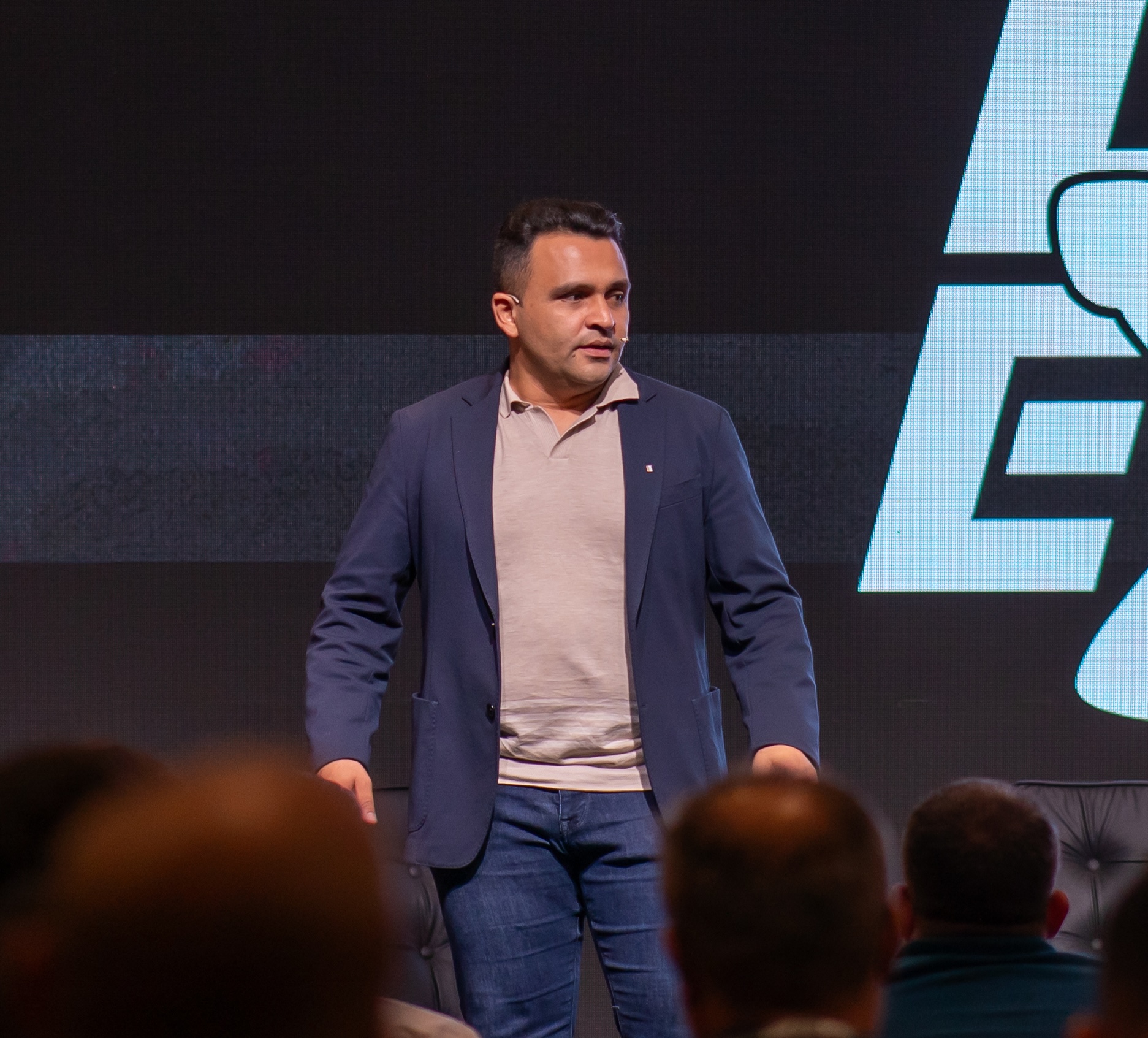 Rodolpho dos Anjos no palco do Licitante Extremo