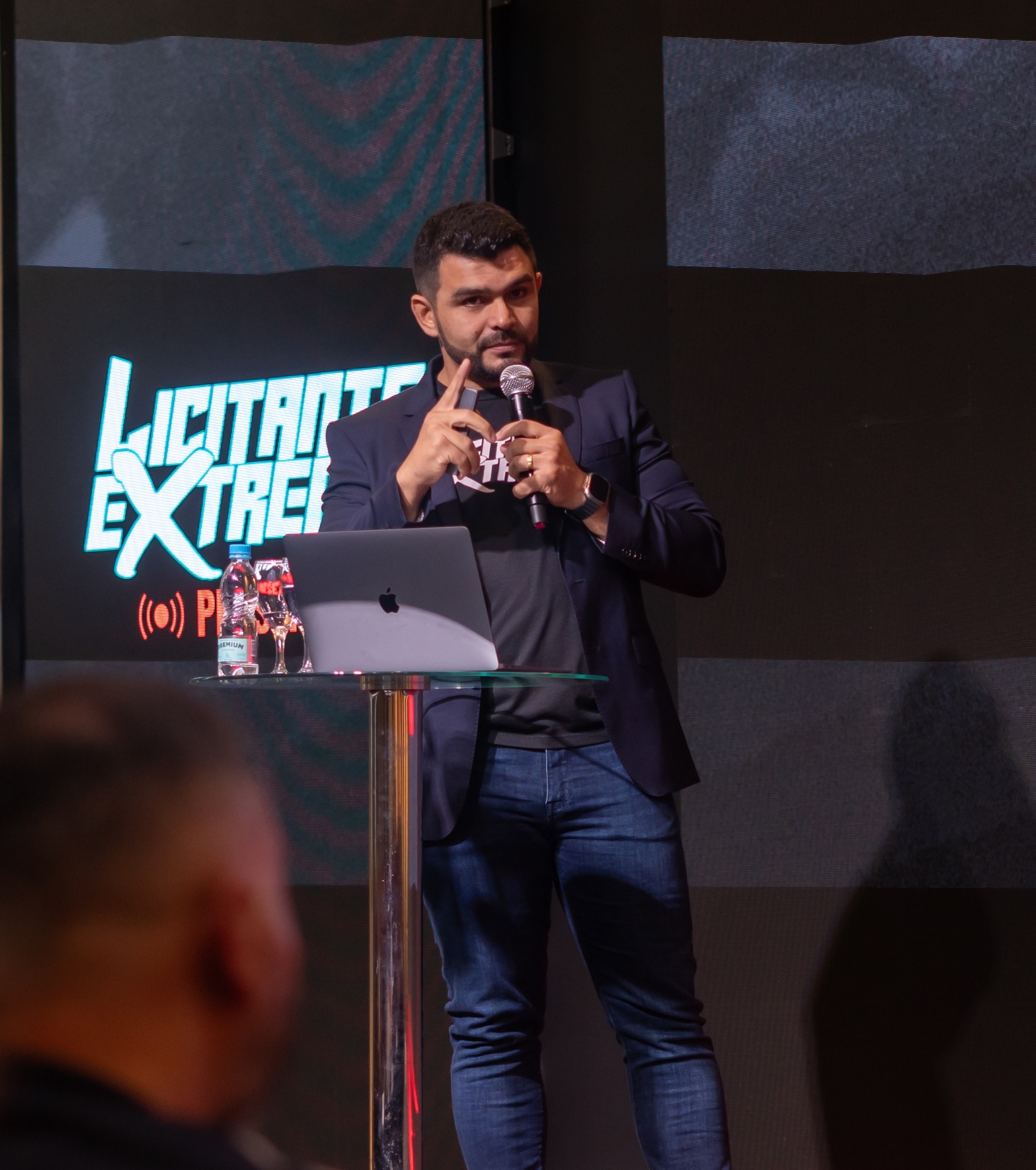 Rodolpho apresentando no palco